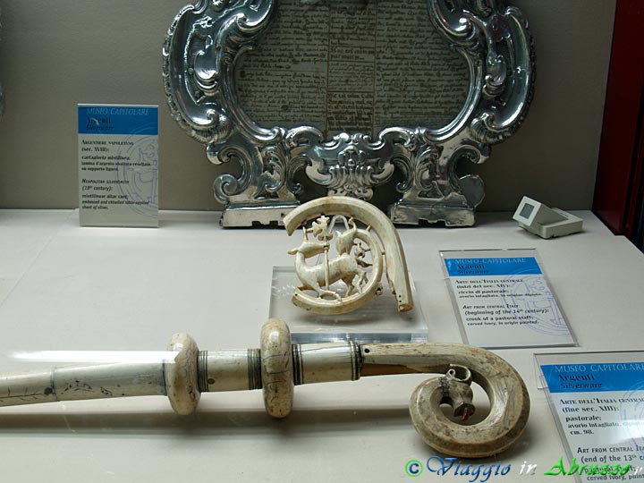 10-PC280485+.jpg - 10-PC280485+.jpg - Al centro: riccio di pastorale in avorio intagliato (arte dell'Italia centrale, inizi XIV secolo). In basso: pastorale in avorio intagliato (arte dell'Italia centrale, fine XIII secolo).