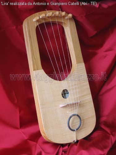002.jpg - 002.jpg - STRUMENTI A CORDA - STRING INSTRUMENTS: Lira.