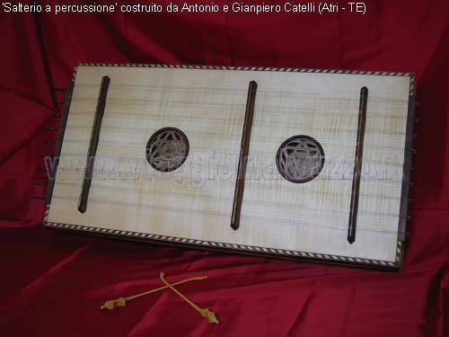 013.jpg - 013.jpg - STRUMENTI A CORDA (STRING INSTRUMENTS): Salterio a percussione.