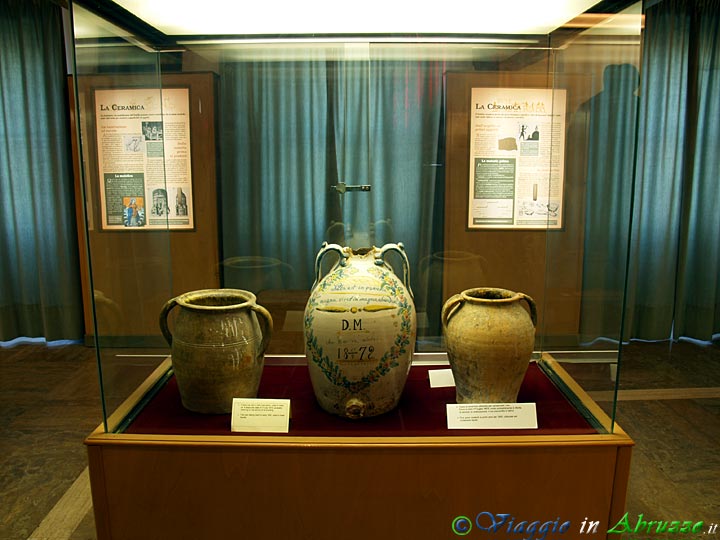 10-PC250401+.jpg - 10-PC250401+.jpg - Sezione "Ceramica di Castelli". Al centro della vetrina una giara (datata 17.7.1872) per la conservazione dell'olio.