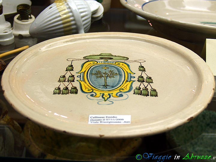 11-PC250398+.jpg - 11-PC250398+.jpg - Piatto in ceramica di Castelli con stemma vescovile (XVIII sec.).