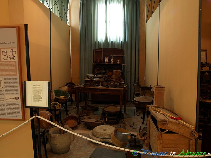 17-PC250410+.jpg - 17-PC250410+.jpg - Ricostruzione di un'antica cucina abruzzese.