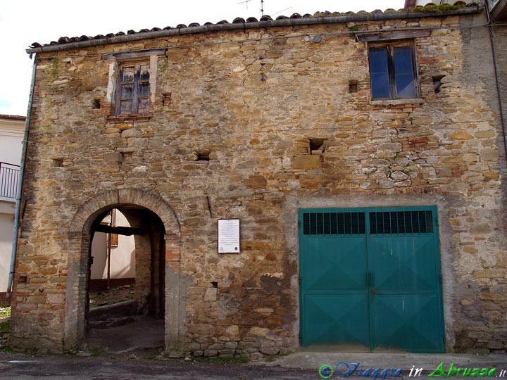 08-P1010940+.jpg - 08-P1010940+.jpg - L'antichissima casa con mura romaniche e tardo medievali che, secondo un'antica tradizione avvalorata da diversi autorevoli studiosi, identificherebbe il luogo dove sorgeva la casa avita e natale di Ponzio Pilato.