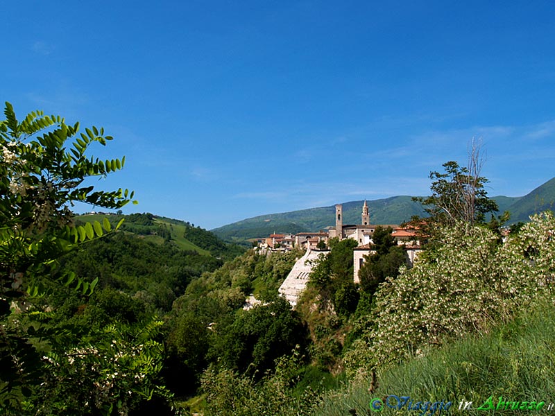 01-P5187960+.jpg - 01-P5187960+.jpg - Panorama della cittadina e del territorio circostante.