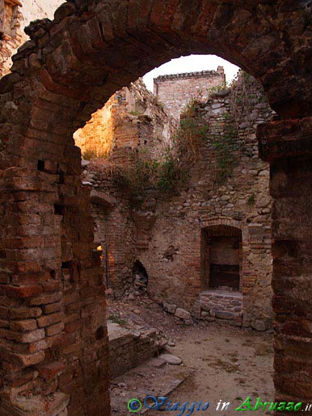 20-P8036107+.jpg - 20-P8036107+.jpg -  La frazione Castelbasso.