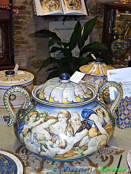 10-PIC_0138+.jpg - 10-PIC_0138+.jpg - Pregevoli oggetti in ceramica esposti in un negozio di Castelli.
