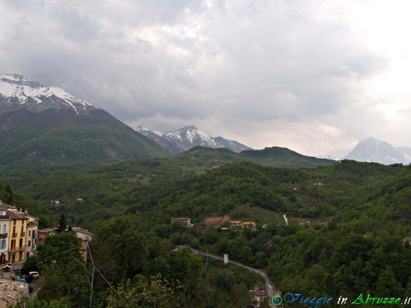 17-P4246032+.jpg - 17-P4246032+.jpg - Panorama dal borgo.