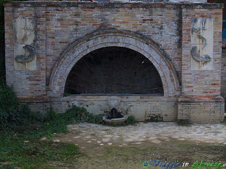 04-PA037767+.jpg - 04-PA037767+.jpg - La "Fontana Vecchia" (XVI sec.).