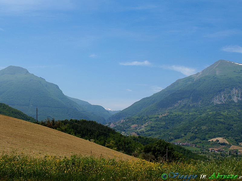 21-P5188297+.jpg - 21-P5188297+.jpg -  I "Monti Gemelli" (1.814 m.), ad ovest del borgo.