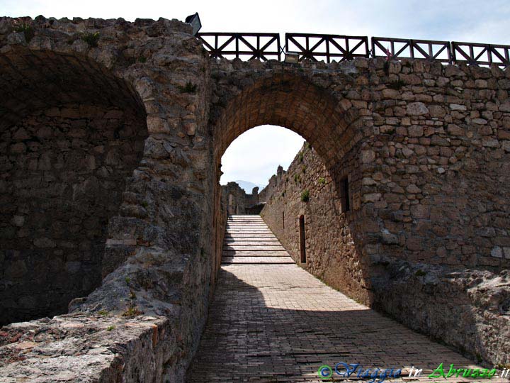 31-P5188537+.jpg - 31-P5188537+.jpg - La storica fortezza di Civitella dl Tronto, l'ultima roccaforte del regno borbonico ad arrendersi, il 20 Marzo 1861 e dopo un assedio durato oltre sei mesi, alla nascente unità d'Italia.