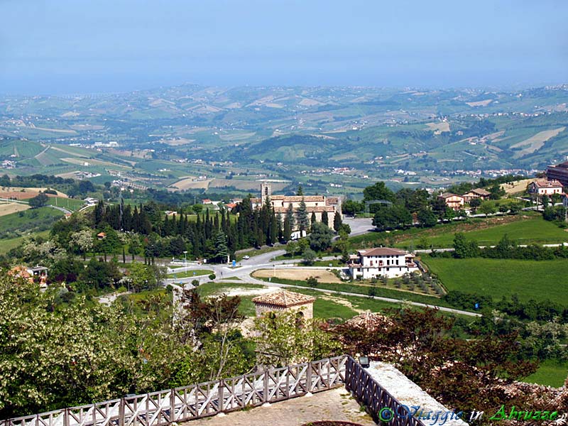 35-P5188721+.jpg - 35-P5188721+.jpg - Il grandioso panorama (sulla linea dell'orizzonte si intravede il mare Adriatico) che si ammira dalla storica fortezza di Civitella del Tronto.