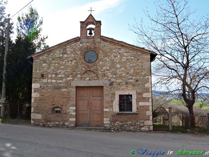04-P3292295+.jpg - 04-P3292295+.jpg - Una piccola chiesa ai margini del centro abitato.