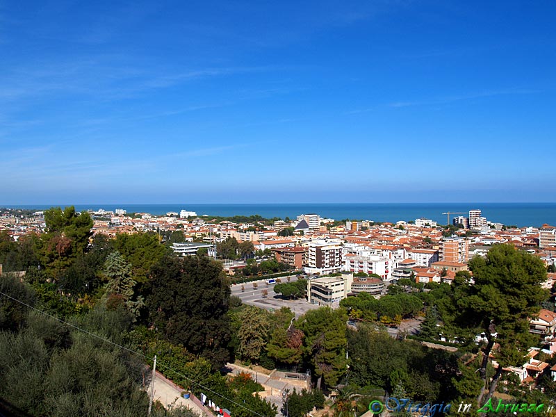 13-PA183437+.jpg - 13-PA183437+.jpg - Panorama della moderna località balneare di Giulianova Lido.