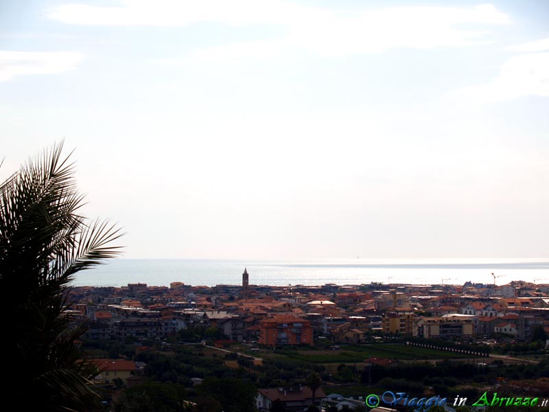 01-P8167466+.jpg - 01-P8167466+.jpg - Panorama della cittadina balneare di Martinsicuro, situata all'estremità settentrionale della regione abruzzese, al confine con le Marche.