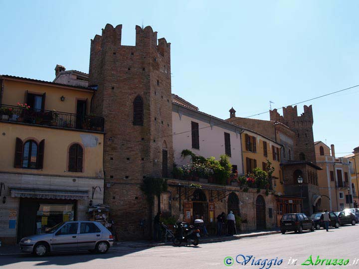 15-P5126790+.jpg - 15-P5126790+.jpg - La Torre Cardelli e la Torre Marini.