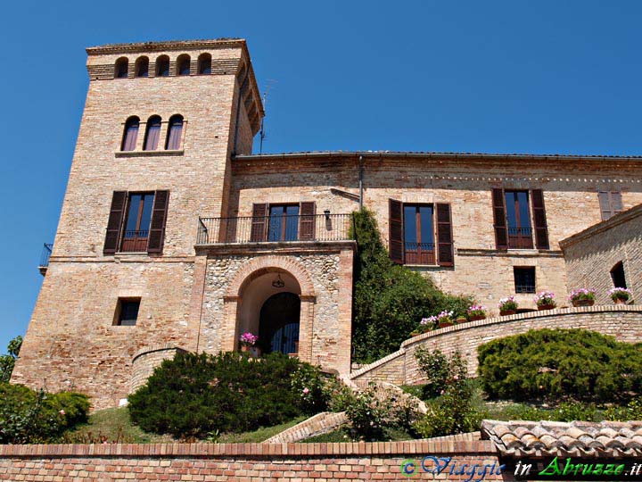 24-P5127010+.jpg - 24-P5127010+.jpg - Una delle tre torri trecentesche nel borgo medievale di Montone, frazione di Mosciano S. A.