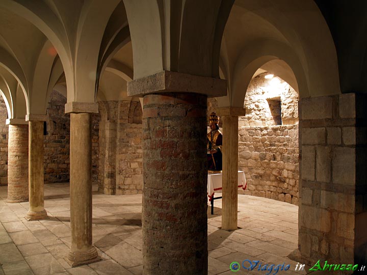 25-P1110812+.jpg - 25-P1110812+.jpg - La cripta dell'abbazia di S. Clemente al Vomano. Si intravede il busto ligneo di S. Clemente (XVIII sec.).