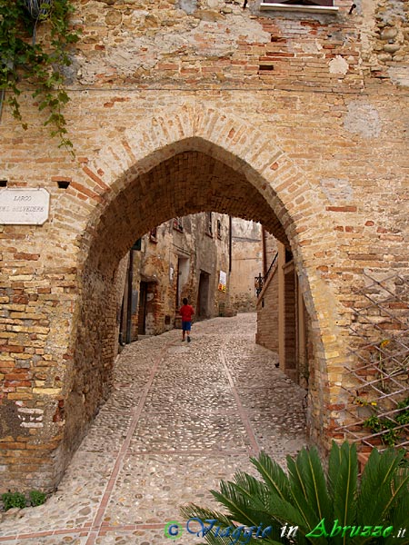 21-P8035944+.jpg - 21-P8035944+.jpg - Una delle antiche porte di accesso al borgo medievale di Montepagano, frazione di Roseto degli Abruzzi.