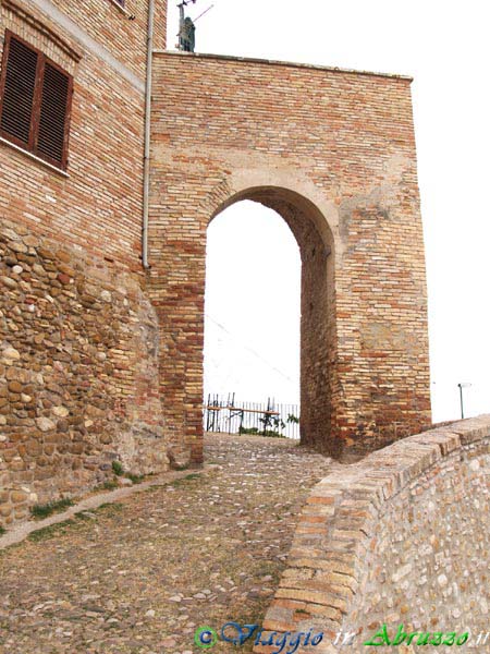 27-P8035940+.jpg - 27-P8035940+.jpg - Una delle porte di accesso di Montepagano, frazione di Roseto degli A.