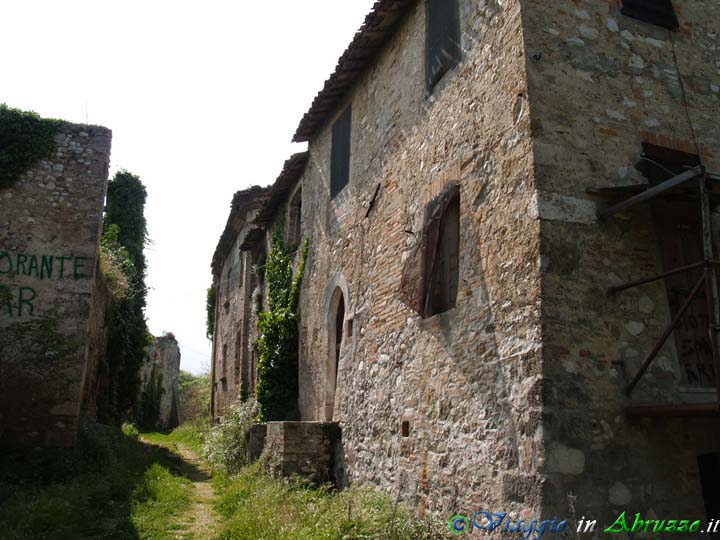 10-P5025725+.jpg - 10-P5025725+.jpg - Il borgo disabitato di Faraone Vecchio (XI sec.), frazione di  S. Egidio alla Vibrata.