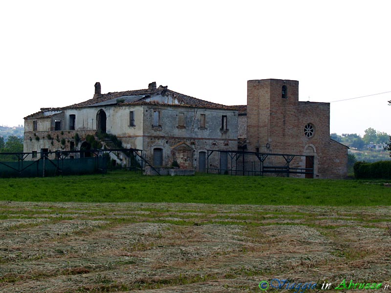 16-P5066479+.jpg - 16-P5066479+.jpg - La chiesa di "S. Maria ad Vicum" (X sec.). La chiesa, considerata una delle più antiche d'Abruzzo, si trova ai margini del paese.