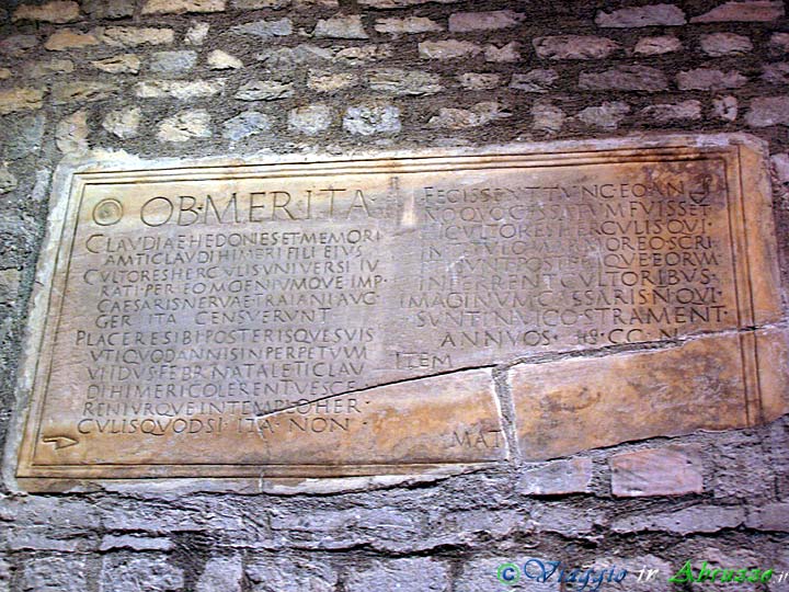19-P5066513+.jpg - 19-P5066513+.jpg - Chiesa di S. Maria ad Vicum (X sec.): decreto dei "cultores Herculis" (epoca traianea).