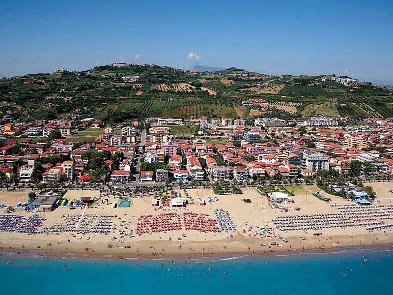 02-T.S.-1+.jpg - 02-T.S.-1+.jpg - Veduta aerea di Tortoreto Lido (Foto gentilmente fornita dall'Associazione Albergatori di Tortoreto).