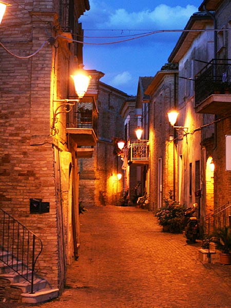 09-T.P.-2+.jpg - 09-T.P.-2+.jpg -Una via del centro storico (Foto gentilmente fornita dall'Associazione Albergatori di Tortoreto).