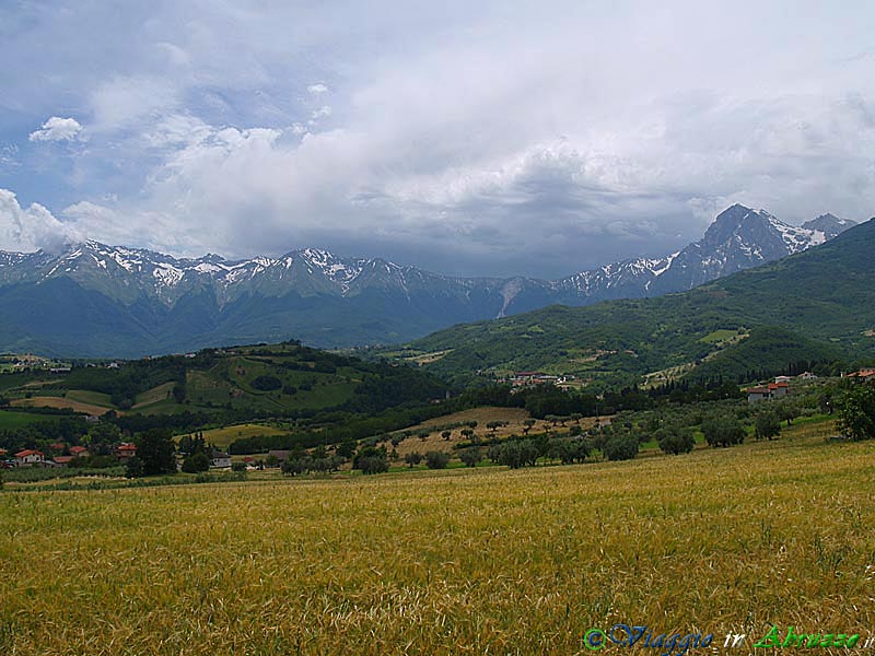 35-P6078639+.jpg - 35-P6078639+.jpg - La catena del Gran Sasso vista dal territorio di Tossicia.